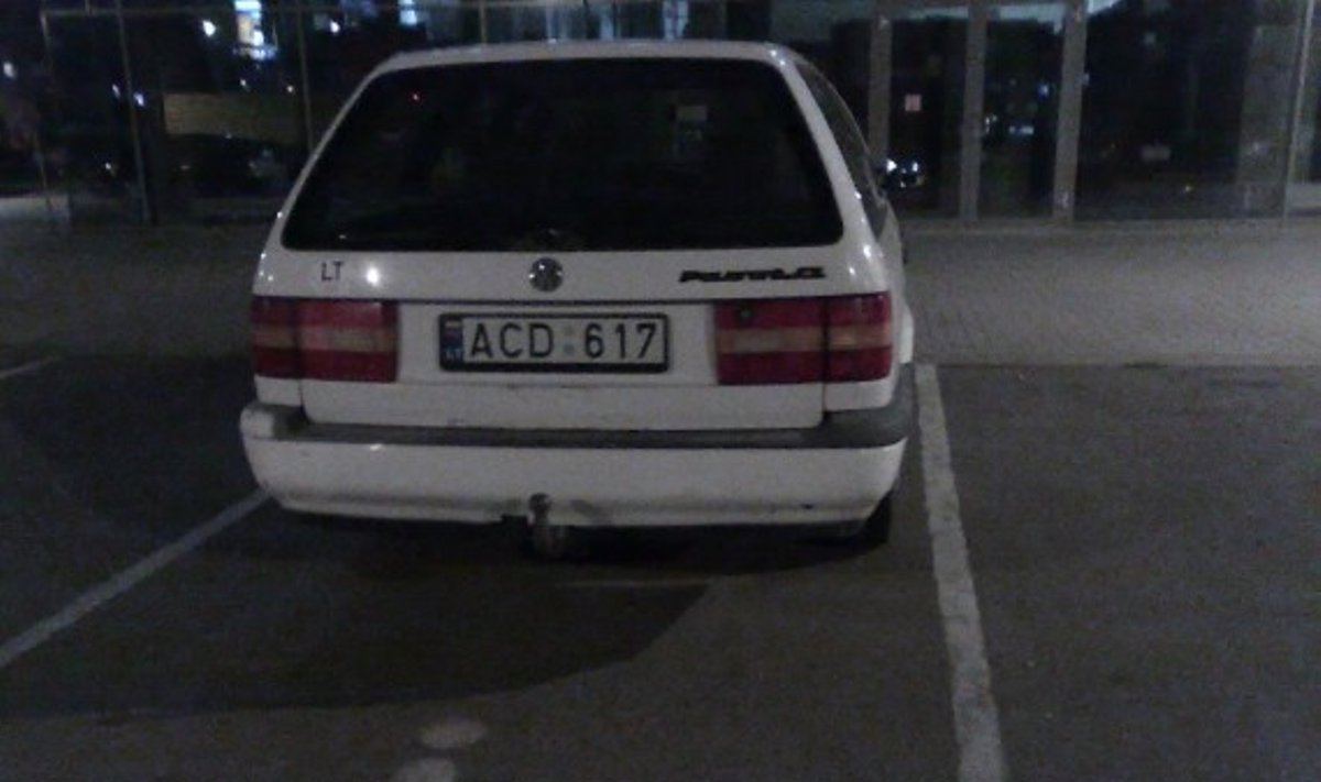 VW Passat Šiaurės miestelyje, Vilniuje. Skaitytojos nuotr. 