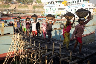 Darbininkai iškrauna anglį iš krovininio laivo Dakoje, Bangladeše