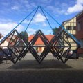 Klaipėdos senamiestyje – išskirtinė instaliacija: pajūryje surinktos šiukšlės tapo meno projektu