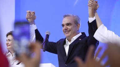 Dominikos Respublikos prezidentu dar vienai kadencijai išrinktas Abinaderas