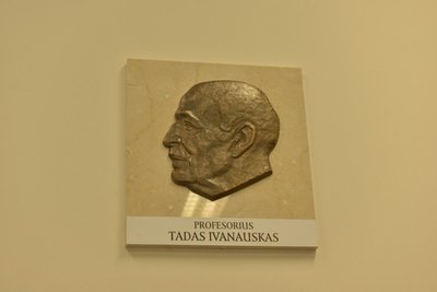 Prof. T. Ivanausko atminimo lenta