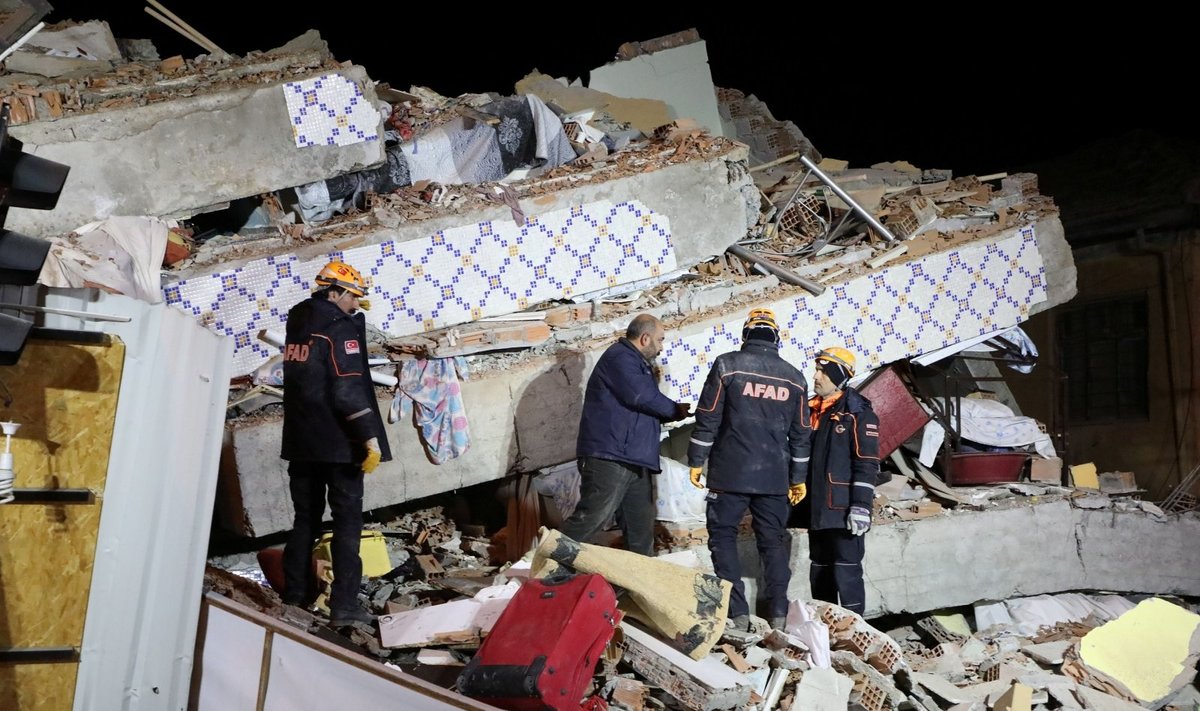 Rytų Turkijoje galingas žemės drebėjimas pareikalavo mažiausiai 20 gyvybių