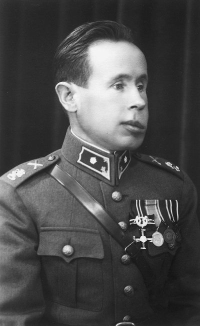 Puskarininkis tapo karininku. 1940 m. rugpjūčio 28 d. įsakymu maršalas K.G. Manerheimas jaunesniajam seržantui Simui Hiauhei suteikė aukštesnį – jaunesniojo leitenanto – laipsnį