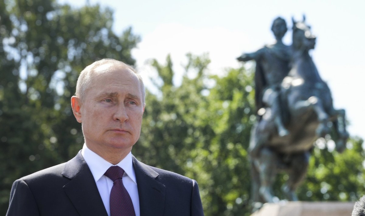 V. Putinas prie Petro I paminklo