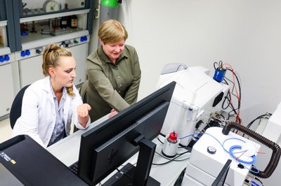 Laboratorijos vadovė prof. dr. Vilmantė Borutaitė (dešinėje) su mokslo darbuotoja dr. Silvija Jankevičiūte (kairėje) vertina gautus rezultatus.