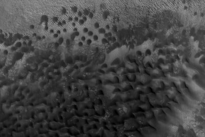 Smėlio kopos Marso paviršiuje. NASA/JPL-Caltech/UArizona nuotr.