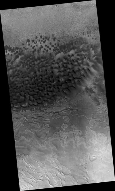 Smėlio kopos Marso paviršiuje. NASA/JPL-Caltech/UArizona nuotr.