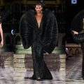 Paryžiuje pristatyta įspūdinga tik juodų suknelių kolekcija – sudėtingoms žmogaus emocijoms