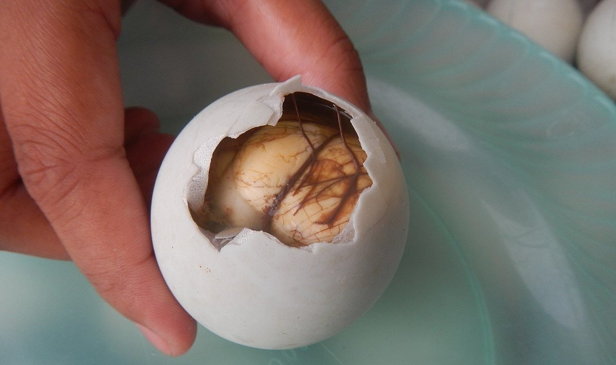 Balutas - kiaušinis su paukščio embrionu.