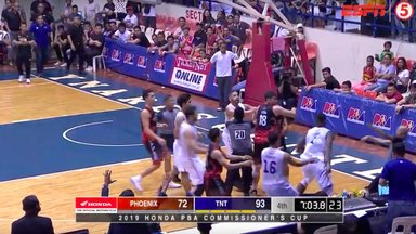 Filipinietis grubiai atsikeršijo į tarpkojį jam smogusiam buvusiam NBA žaidėjui