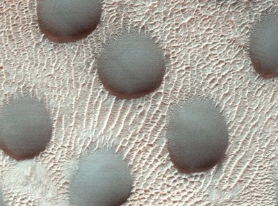 Smėlio kopos Marso paviršiuje. NASA/JPL-Caltech/UArizona nuotr.