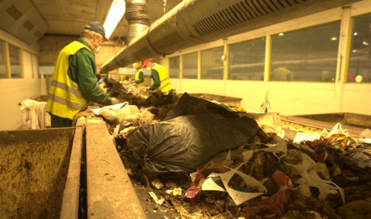 Aplinkosaugininkų vizitas atliekų rūšiavimo linijoje "Ekobazė" teritorijoje