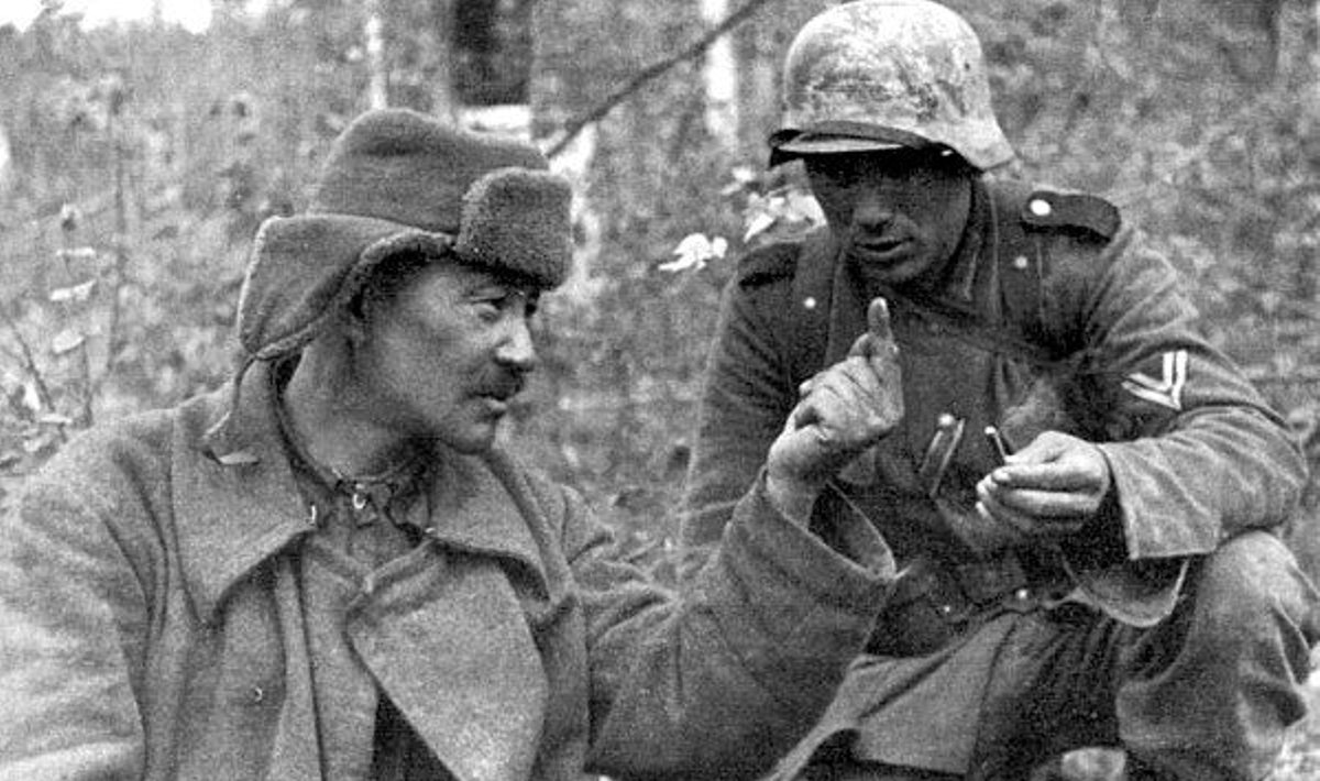 Į vokiečių nelaisvę pasidavęs raudonarmietis kazachas rodo, koks maisto davinys buvo sovietų kariuomenėje. 1942 m., leidyklos „Briedis“ nuotr.
