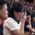 Per Kim Jong Uno sesers pranešimą salėje susirinkę žmonės nesulaikė ašarų