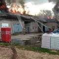 Gausios ugniagesių pajėgos malšina gaisrą „Kėdainių sėklų“ sandėlyje