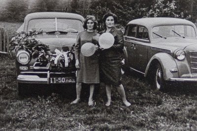 S. Laukaitis supiršo nemažai porų. Nuotraukoje – vestuvių viešnios. Čia matyti ir pirma simono mašina „Moskvič 401“, įsigyta 1956 m. (asmeninio albumo nuotr.)