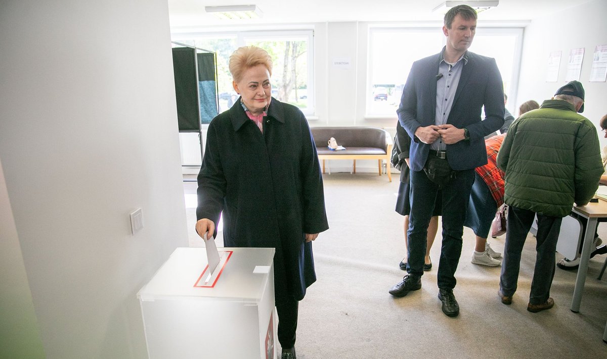 Dalia Grybauskaitė balsuoja Prezidento rinkimuose 