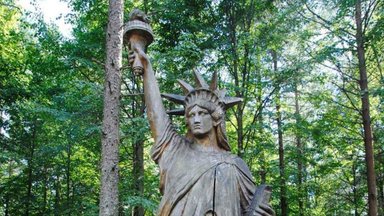 Norint aplankyti Laisvės statulą nebūtina vykti į Niujorką: šalia Platelių stebina medinė jos kopija