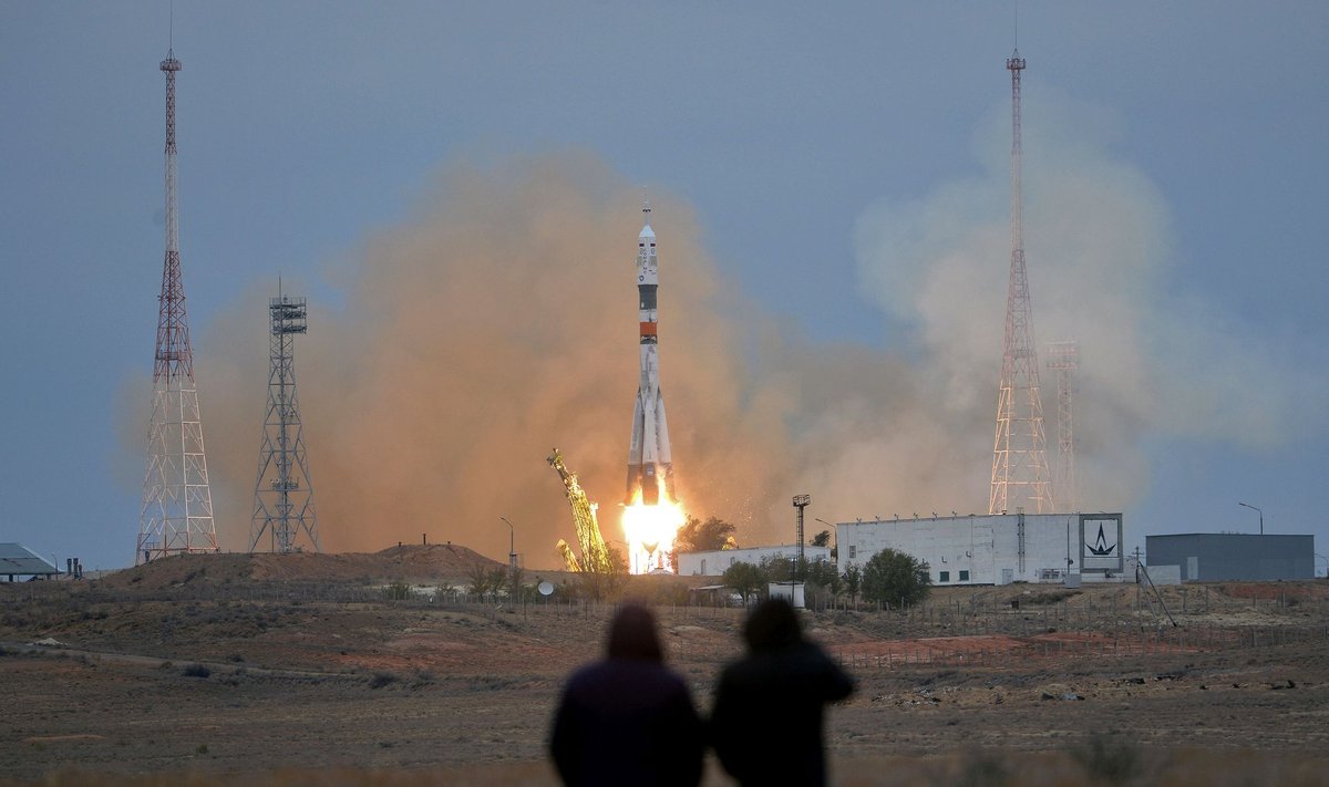 Raketa išskraidino į TKS du rusus ir amerikietį