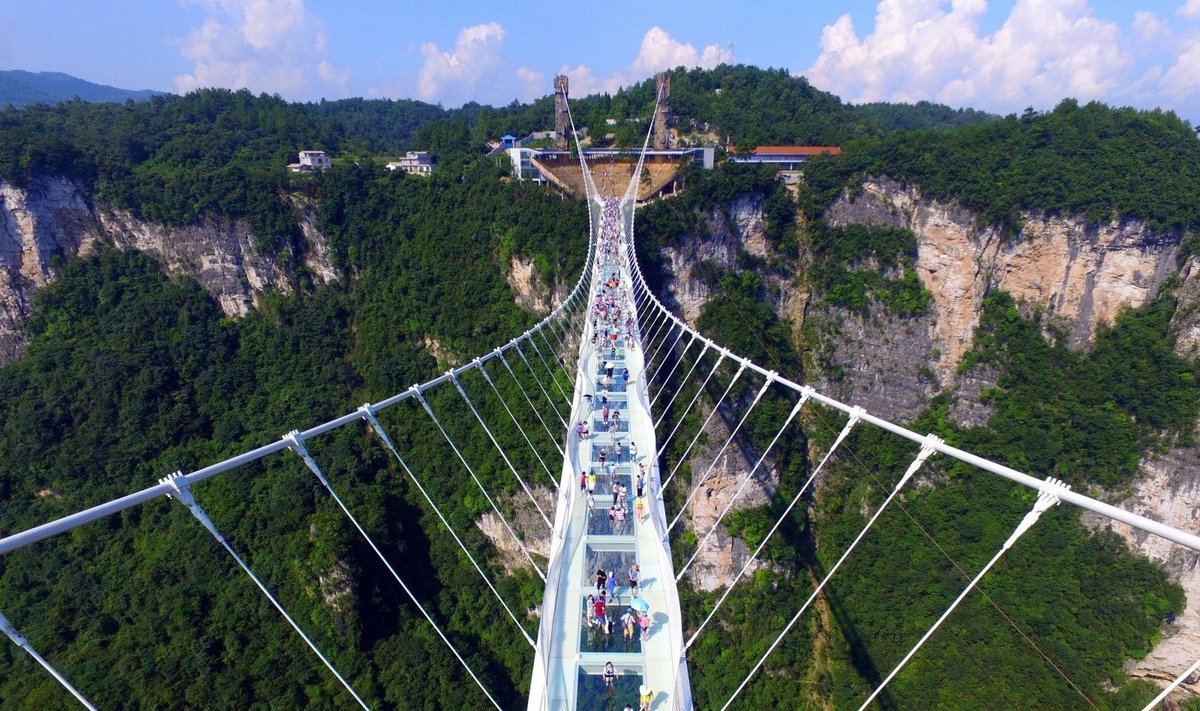 Kinijoje atidarytas ilgiausias pasaulyje stiklinis tiltas