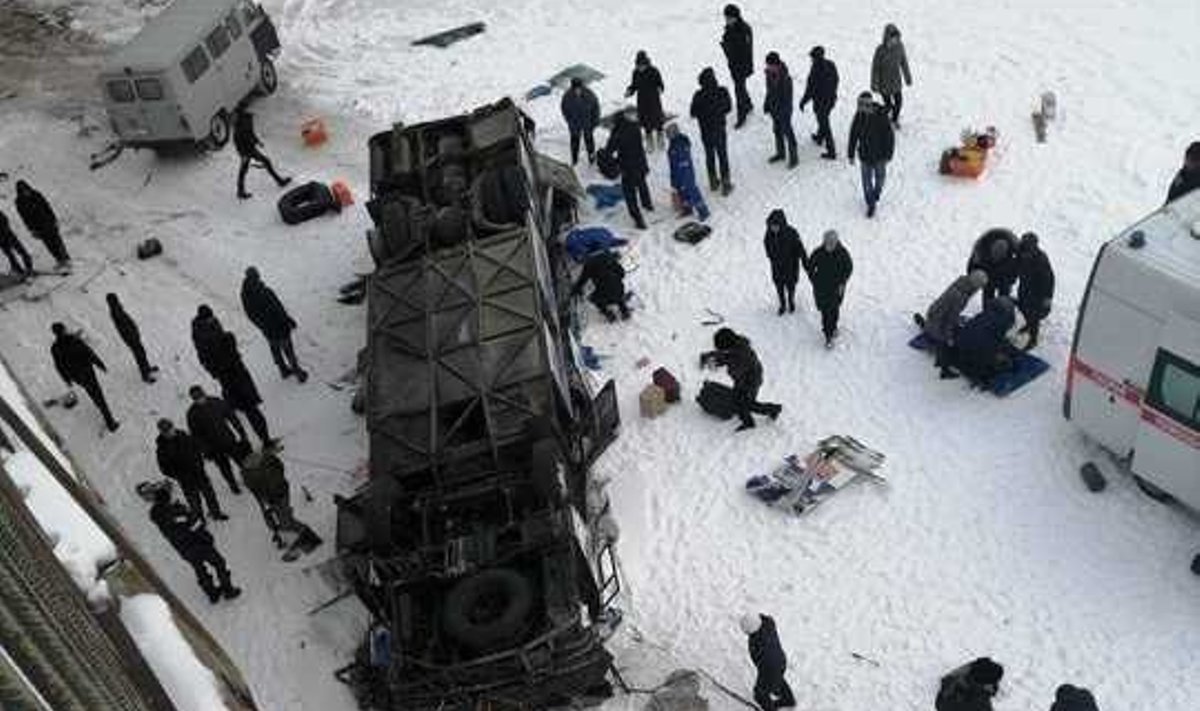 Sibire nuo tilto nulėkus autobusui žuvo 19 žmonių