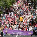 Šveicarijoje moterys per masines demonstracijas reikalavo atlyginimų lygybės