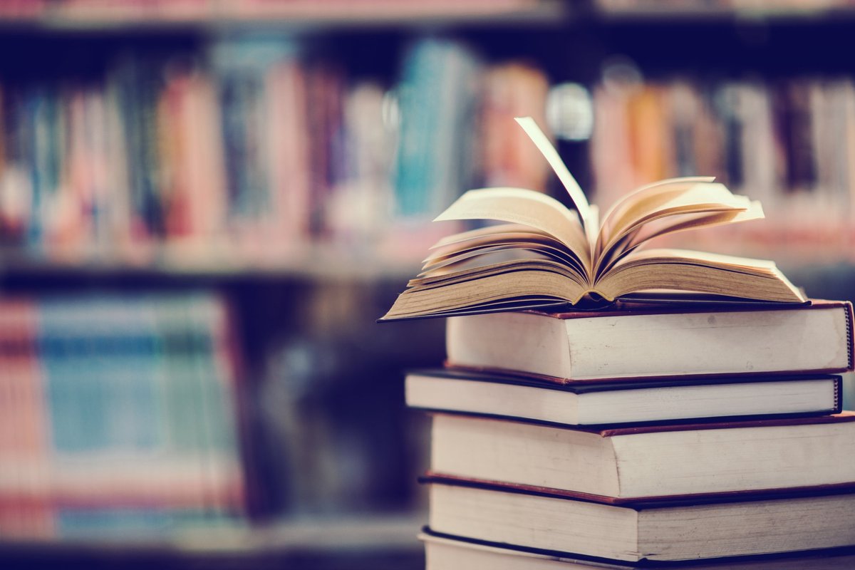Ogłaszane są dziesiątki najpopularniejszych książek i autorów literackich znajdujących się w bibliotekach