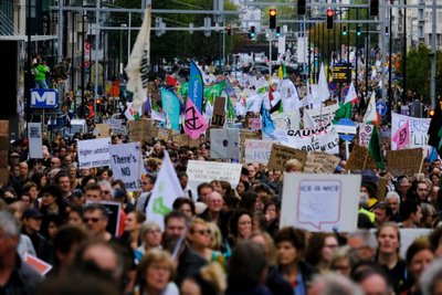 2022 m. spalio 23 d. Briuselyje tūkstančiai protestuotojų dalyvauja klimato eisenoje „Walk for Your Future“ prieš COP27