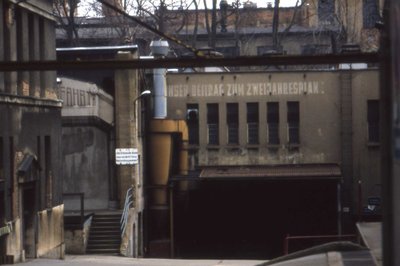 „Mūsų indėlis į dvejų metų planą.“ Ženklas nufotografuotas 1994-aisiais Citau mieste, Robur sunkvežimių gamykloje, prisimenant 1949–1950 metų Rytų Vokietijos planinės ekonomikos ciklą