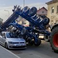 Neįprasta avarija Klaipėdos rajone: žemės ūkio technika užvirto ant automobilio