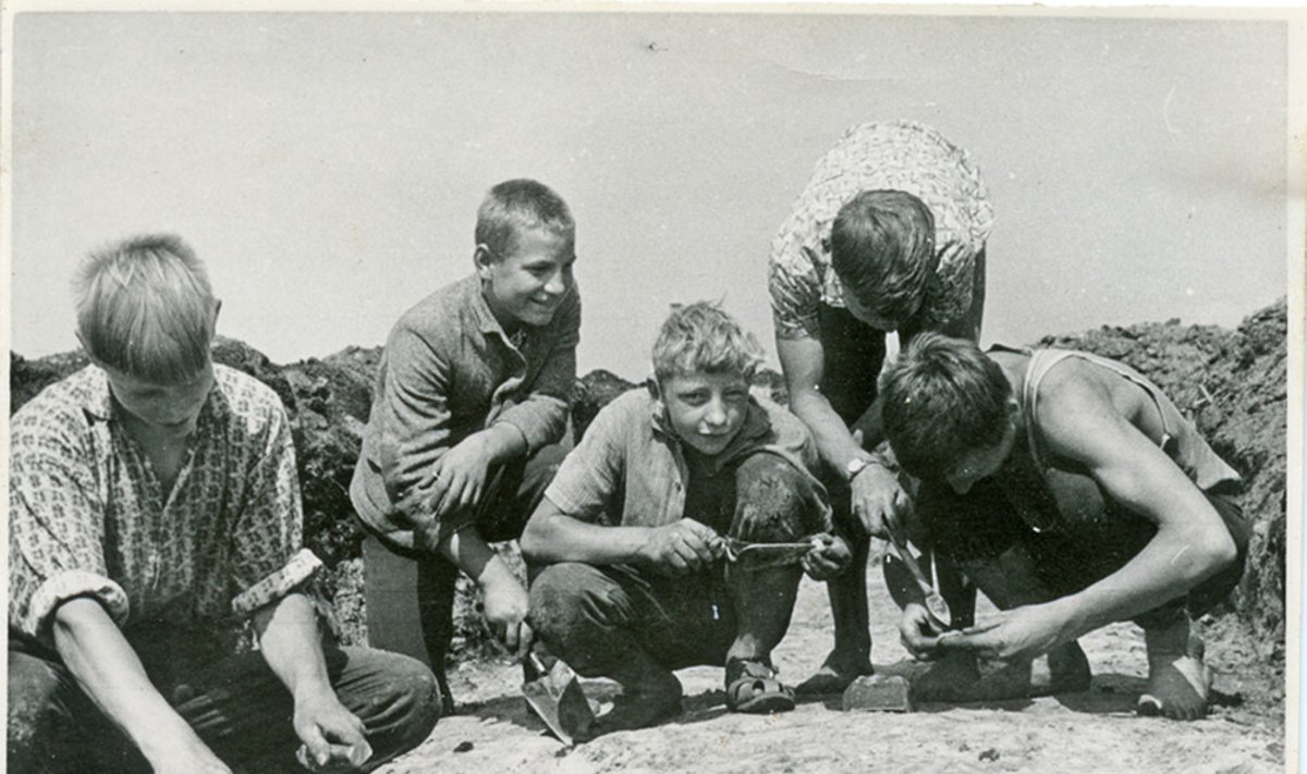 Draugai dalyvauja archeologiniuose tyrimuose Šventojoje, 1966 m.