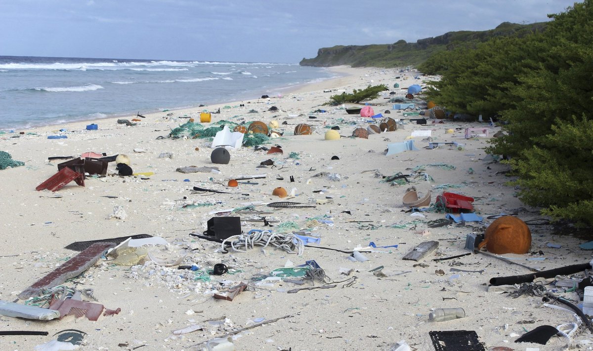Plastiku užterštas paplūdimys