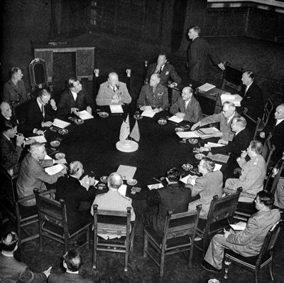 Didžiojo trejeto (SSRS, JAV ir Didžiosios Britanijos vyriausybių vadovų) susitikimas Potsdamo konferencijoje. Tolimesnėje eilėje centre sėdi Didžiosios Britanijos premjeras Winstonas Churchillis, antras į dešinę nuo jo - SSRS užsienio reikalų komisaras Viačeslavas Molotovas, penktas - SSRS lyderis Josifas Stalinas.