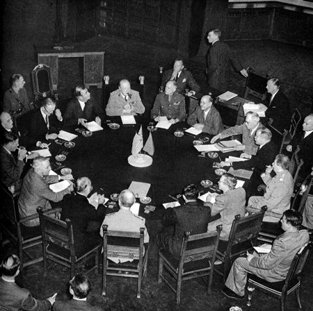 Didžiojo trejeto (SSRS, JAV ir Didžiosios Britanijos vyriausybių vadovų) susitikimas Potsdamo konferencijoje. Tolimesnėje eilėje centre sėdi Didžiosios Britanijos premjeras Winstonas Churchillis, antras į dešinę nuo jo - SSRS užsienio reikalų komisaras Viačeslavas Molotovas, penktas - SSRS lyderis Josifas Stalinas.