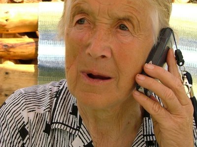 Vaikams ir senyviems žmonėms ilgi pokalbiai mobiliuoju telefonu - dar pavojingesni 