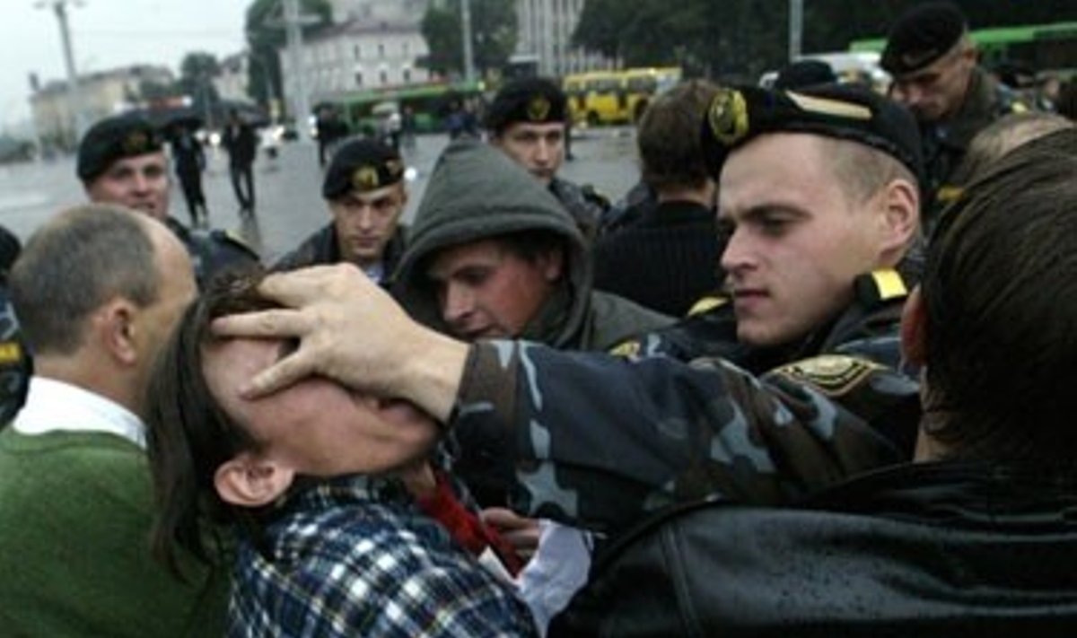 Baltarusijoje milicininkai susidoroja su protestuotojais