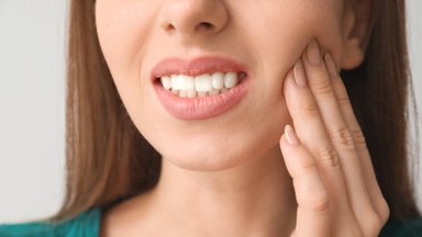 3 būdai sau padėti, kai netikėtai suskausta dantį