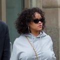 Gatvėje paparacų nufotografuota Rihanna gerokai papilnėjusią figūrą bandė slėpti po sportiniu kostiumu