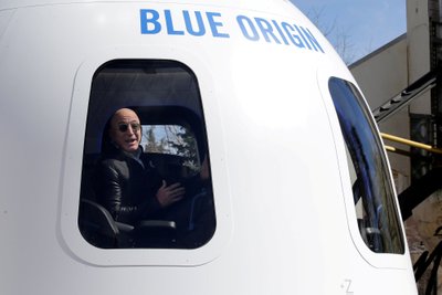 Jeffas Bezosas pirmadienį paskelbė ateinantį mėnesį skrisiantis į kosmosą per jam priklausančios bendrovės „Blue Origin“ sukurtos raketos pirmąjį pilotuojamą skrydį.