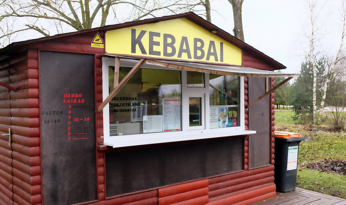 Kebabų kioskas jus stebi