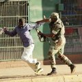 Kruvinų protestų sukrėstoje Zimbabvėje laukiama prezidento rinkimų rezultatų