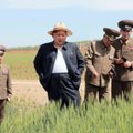 Naujos Kim Jong Uno nuotraukos kursto įtarimus apie rimtą ligą