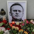 Люди продолжают нести цветы к местам памяти о Навальном