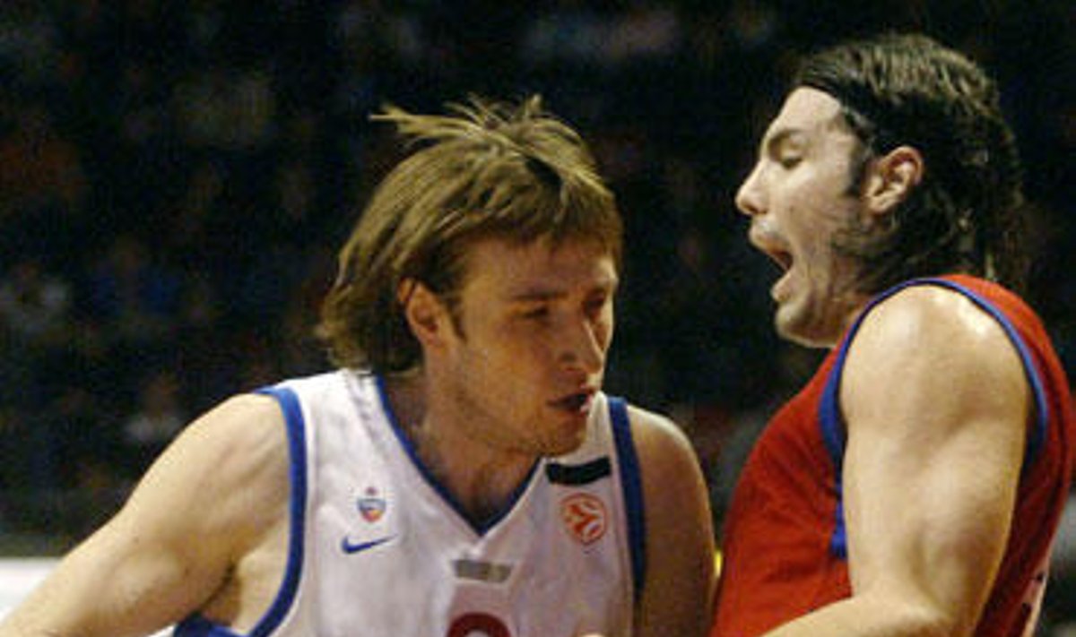 Matjažas Smodišas (CSKA) veržiasi pro Luisą Scolą ("Tau Ceramica")