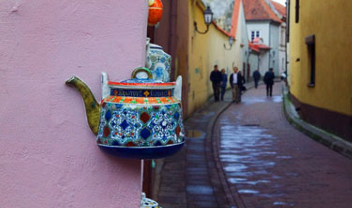 Dekoruota arbatinės Vilniuje siena.