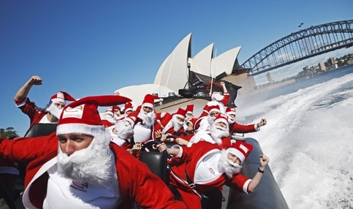 Kalėdų seneliai plaukioja po Sidnėjaus uostą.