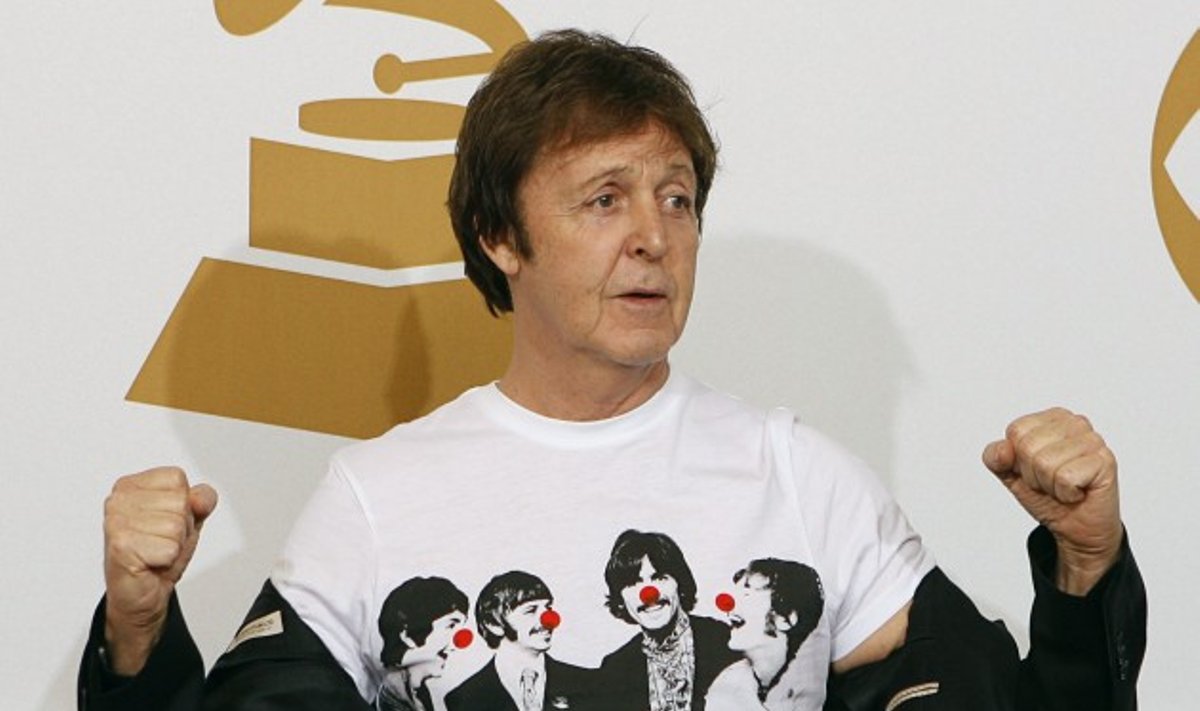  Paulas Mccartney Grammy apdovanojimams pasipuošė stilizuotais "The Beatles" marškinėliais