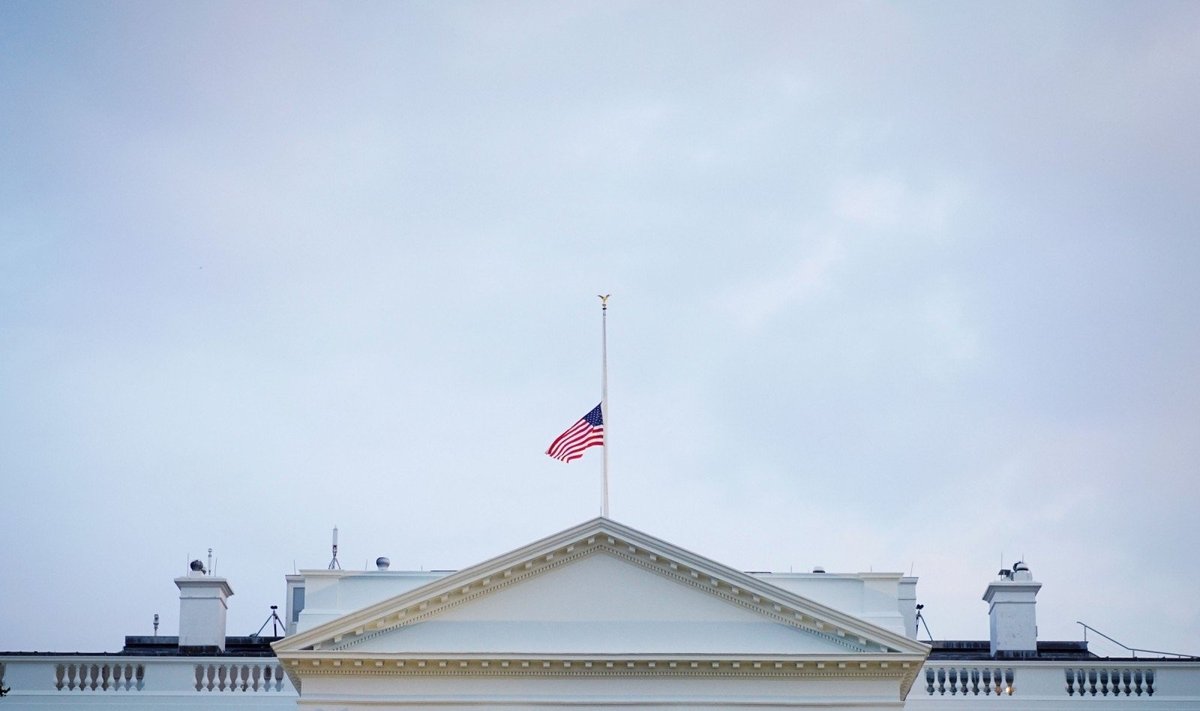Baltieji rūmai nuleido vėliavą Johnui McCainui pagerbti