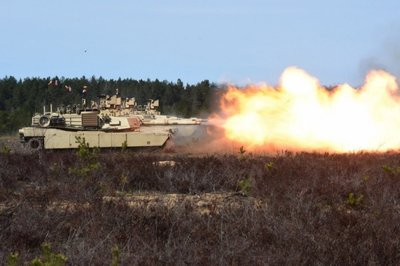 Pirmąkart Lietuvoje nugriaudėjo JAV tankų „Abrams“ pabūklai 