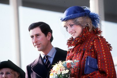 1981 metais, tą dieną, kai paskelbė apie savo pirmąjį nėštumą, princesė Diana vilkėjo raudoną „Bellville Sassoon“ paltą, prie kurio priderino Johno Boydo skrybėlę.